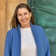 Kvinna som ler med blå kavaj och mörkt hår Inspirationsbolaget AB Företagsfotografering av Anette Jernström för LinkedIn och hemsida