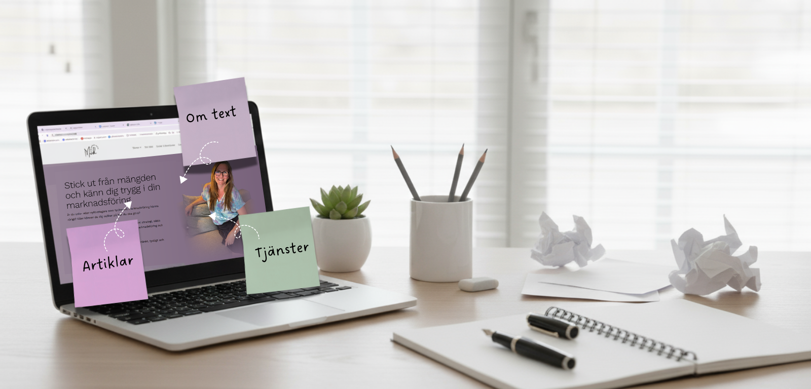 Ett skrivbord med en grafisk profil på ett dokument